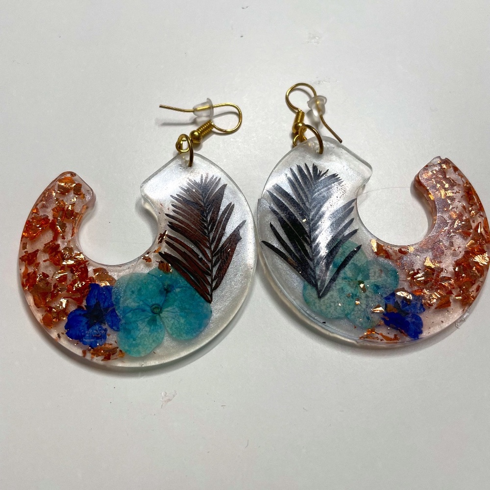 Introducing our exquisite collection of Drye flowers earrings